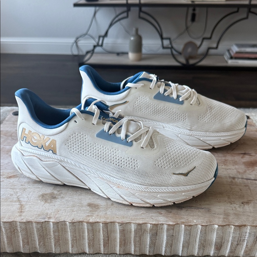 Hoka Men’s 10 D Arahi 7 White and Blue Athletic Shoes